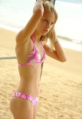 Bild markiert mit: Skinny, Beach, Bikini, Blonde, Cute, Tummy