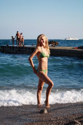 Bild markiert mit: Skinny, Beach, Bikini, Blonde, Legs, Smiling, Cute, Tummy