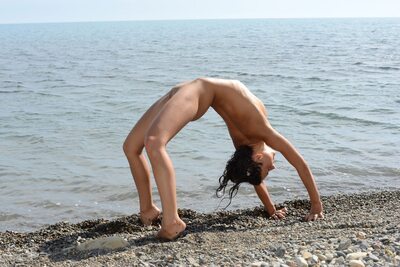 Bild markiert mit: Skinny, Beach, Brunette, Foxy Di - Nensi B - Medina U, Legs, MET Art, Mikhail Paramonov - Paromov, Russian, Sexy Wallpaper, Uginta, Flexible