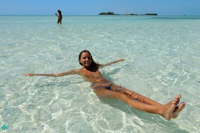 Bild markiert mit: Skinny, Bikini Life Trip to Iguana Island, Blonde, Katya Clover - Mango A, katya-clover.com, Bikini, Cute, Feet, Legs, Monokini, Russian, Sexy Wallpaper, Small Tits, Smiling