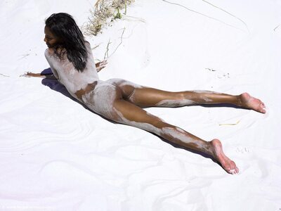 Bild markiert mit: Skinny, Black, Hegre Art, Naomi, Beach, Feet, Legs