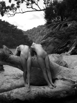 Bild markiert mit: Skinny, Black and White, 2 girls, Feet, Legs, Nature, Small Tits, Tummy