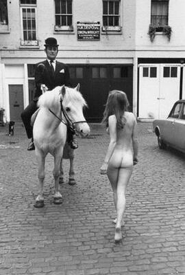Bild markiert mit: Skinny, Black and White, Ass - Butt, Horse, Public
