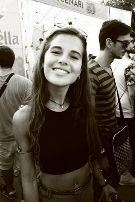 Bild markiert mit: Skinny, Black and White, Brunette, Caterina, Italian, Piercing, Smiling, Cute, Safe for work, Tummy