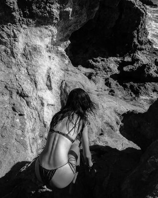 Bild markiert mit: Skinny, Black and White, Brunette, Mishka Chantal Silva, American, Ass - Butt, Beach, Bikini, Nature