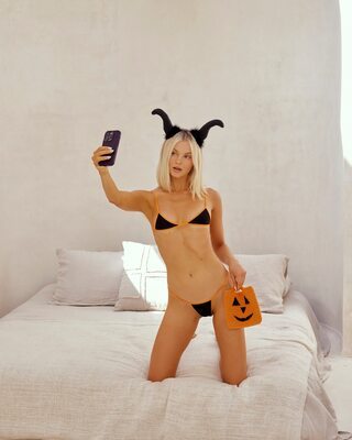 Bild markiert mit: Skinny, Blonde, Kendall Thompson, Bikini, Cute, Halloween, Selfie, Tummy