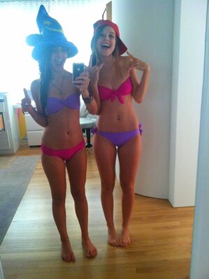 Bild markiert mit: Skinny, Blonde, Brunette, 2 girls, Bikini, Cute, Feet, Legs, Selfie, Tummy