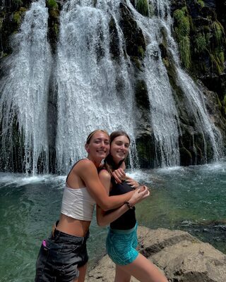 Bild markiert mit: Skinny, Blonde, Brunette, Delfina Suarez Luco, 2 girls, Argentinean, Cute, Nature, Smiling, Waterfall