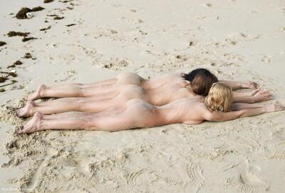 Bild markiert mit: Skinny, Blonde, Brunette, Hegre Art, 3 girls, Ass - Butt, Beach, Legs, Sexy Wallpaper