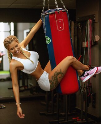 Bild markiert mit: Skinny, Blonde, Busty, Nata Lee, Cute, Legs, Russian, Smiling, Sport, Tattoo
