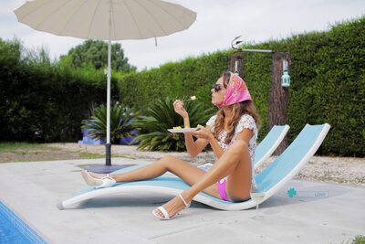 Bild markiert mit: Skinny, Blonde, Cafe Society, Feet, Katya Clover - Mango A, Legs, Russian, Sexy Wallpaper, Wine, katya-clover.com, Cute, Pool, Safe for work