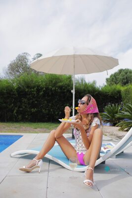 Bild markiert mit: Skinny, Blonde, Cafe Society, Katya Clover - Mango A, katya-clover.com, Legs, Pool, Russian, Safe for work, Wine