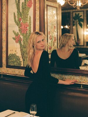Bild markiert mit: Skinny, American, Blonde, Delilah Summer Parillo, Eyes, Mirror, Wine, Cute, Safe for work