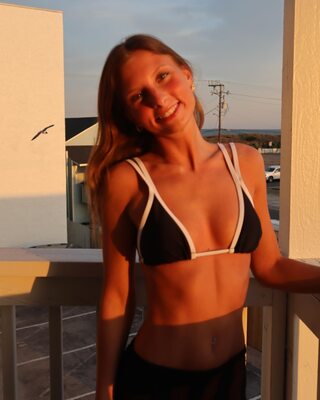 Bild markiert mit: Skinny, Blonde, Ella Grace Jones, American, Bikini, Cute, Eyes, Smiling, Tummy