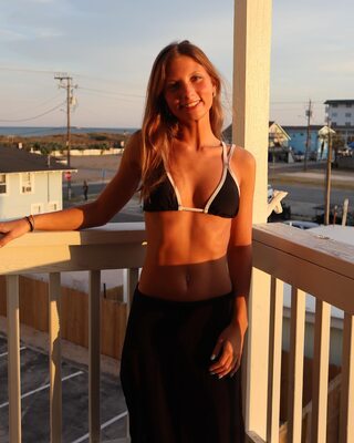 Bild markiert mit: Skinny, Blonde, Ella Grace Jones, American, Bikini, Cute, Smiling, Tummy