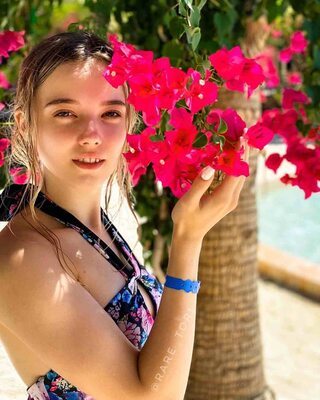 Bild markiert mit: Skinny, Blonde, Eyes, Viktoriya Dorofeeva - Rare Tori - Red Royz, Cute, Face, Pool, Safe for work