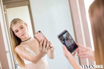 Bild markiert mit: Skinny, Blonde, Hannah Hays, My Parents Can't Know, Vixen, Selfie, Sexy Wallpaper