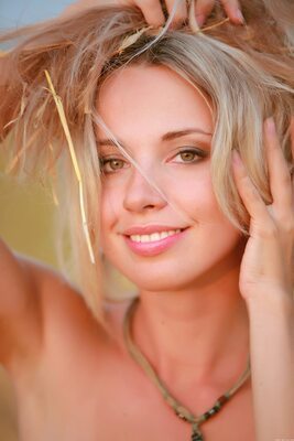 Bild markiert mit: Skinny, Blonde, Hellika, MET Art, Natalia B, Cute, Eyes, Face, Nature, Russian, Smiling