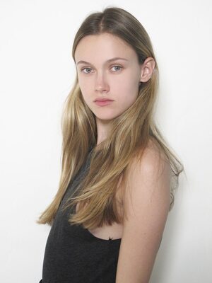 Bild markiert mit: Skinny, Blonde, Laura Kargulewicz, Cute, Eyes, French, Safe for work