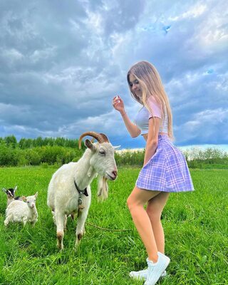 Bild markiert mit: Skinny, Blonde, Lera Buns - Valeria Titova, Cute, Goat, Legs, Nature, Russian, Smiling