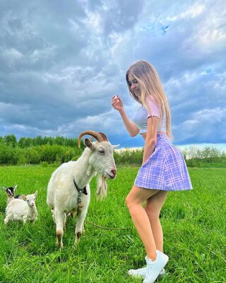 Bild markiert mit: Skinny, Blonde, Lera Buns - Valeriia Makusheva - Valeria Titova, Cute, Goat, Legs, Nature, Russian, Smiling