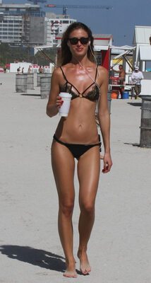 Bild markiert mit: Skinny, Blonde, Olga Kent, Beach, Bikini, Cute, Legs, Moldovan, Tummy