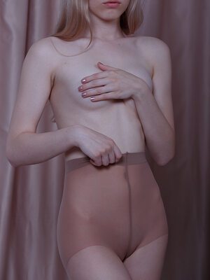 Bild markiert mit: Skinny, Blonde, Rare Tori - Viktoriya D - Red Royz, Shy, Small Tits