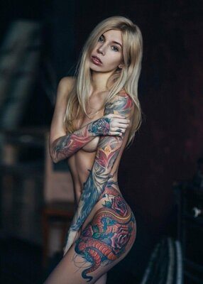 Bild markiert mit: Skinny, Blonde, Tattoo