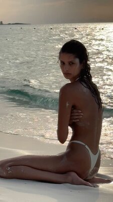 Bild markiert mit: Skinny, Bruna Lírio, Brunette, Beach, Bikini, Brazilian, Celebrity - Star, Cute, Eyes, Legs, Monokini, Shy