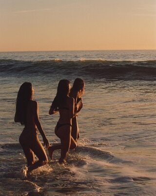 Bild markiert mit: Skinny, Bruna Lírio, Brunette, Elisha Herbert, Renee Herbert, 3 girls, Ass - Butt, Australian, Beach, Bikini, Brazilian, Celebrity - Star, Cute, Twins
