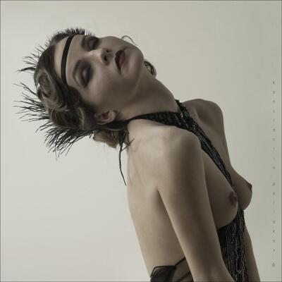 Bild markiert mit: Skinny, Brunette, Art, Small Tits