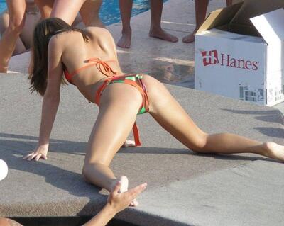 Bild markiert mit: Skinny, Brunette, Ass - Butt, Bikini, Legs