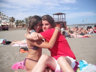 Bild markiert mit: Skinny, Beach, Bikini, Brunette, Caterina, 2 girls, Cute, Sexy Wallpaper, Tummy