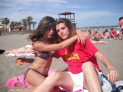 Bild markiert mit: Skinny, Beach, Bikini, Brunette, Caterina, Sexy Wallpaper, 2 girls, Cute, Tummy
