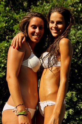 Bild markiert mit: Skinny, Bikini, Brunette, Caterina, Italian, Smiling, 2 girls, Cute