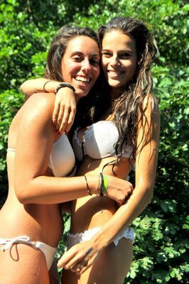Bild markiert mit: Skinny, Bikini, Brunette, Caterina, Italian, Smiling, 2 girls, Cute