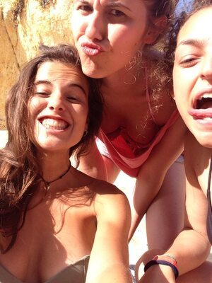 Bild markiert mit: Skinny, Brunette, Caterina, Smiling, Tongue, 3 girls, Cute, Funny