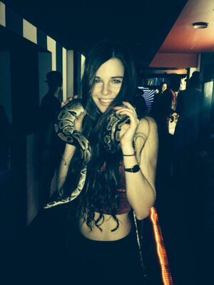 Bild markiert mit: Skinny, Brunette, Caterina, Eyes, Italian, Cute, Safe for work, Smiling, Snake, Tummy