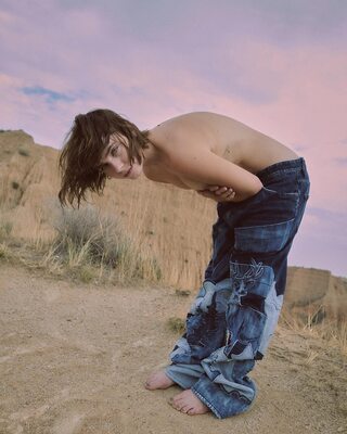 Bild markiert mit: Skinny, Brunette, Clara Galle, Eyes, Feet, Nature, Spanish, Celebrity - Star, Cute, Shy