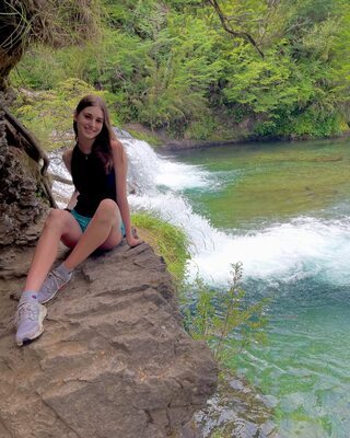 Bild markiert mit: Skinny, Brunette, Delfina Suarez Luco, Argentinean, Cute, Legs, Nature, Smiling, Waterfall