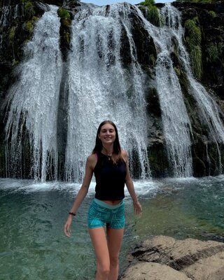 Bild markiert mit: Skinny, Brunette, Delfina Suarez Luco, Argentinean, Cute, Legs, Nature, Smiling, Waterfall