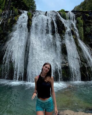 Bild markiert mit: Skinny, Brunette, Delfina Suarez Luco, Argentinean, Cute, Nature, Smiling, Waterfall