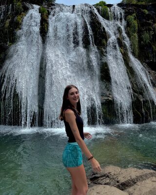 Bild markiert mit: Skinny, Brunette, Delfina Suarez Luco, Argentinean, Cute, Nature, Smiling, Waterfall