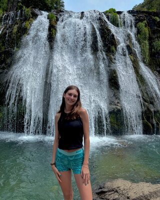 Bild markiert mit: Skinny, Brunette, Delfina Suarez Luco, Argentinean, Cute, Nature, Smiling, Waterfall