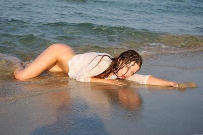 Bild markiert mit: Skinny, Brunette, Destination, MET Art, Mika A, Beach, Eyes, Legs, Sexy Wallpaper, Ukrainian