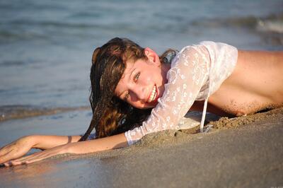 Bild markiert mit: Skinny, Brunette, Destination, MET Art, Mika A, Beach, Eyes, Sexy Wallpaper, Small Tits, Smiling, Ukrainian