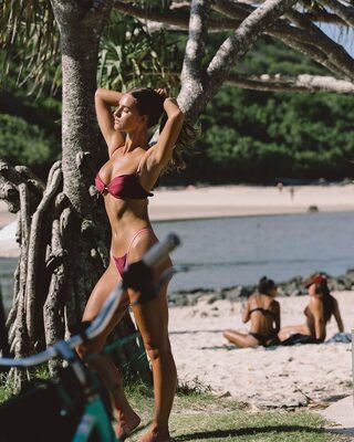 Bild markiert mit: Skinny, Brunette, Emily Feld, Australian, Beach, Bikini, Cute, Legs, Tummy