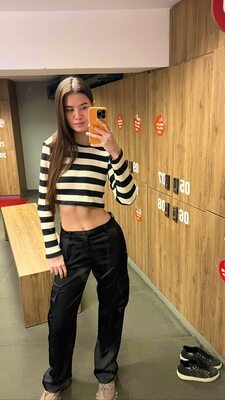 Bild markiert mit: Skinny, Brunette, Evelin Elle, Cute, Russian, Selfie, Small Tits, Tummy