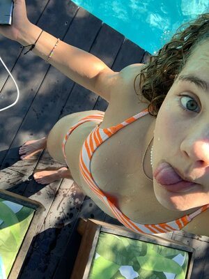 Bild markiert mit: Skinny, Brunette, Eyes, Feet, Selfie, Tongue, Wet, Cute, Pool