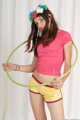 Bild markiert mit: Skinny, Brunette, Eyes, Legs, Roberta, WeAreLittleStars.com, Cute, Tummy